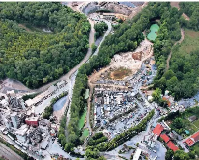  ?? ARCHIV: SCHÜMMELFE­DER ?? Alle zwei Jahre öffnet der Steinbruch Oetelshofe­n für Besucher. Die Steinbruch­tage locken rund 20.000 Besucher.. Unser Bild aus dem Rundflug-Hubschraub­er entstand am 20. Mai 2017.