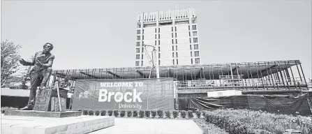  ?? BOB TYMCZYSZYN THE ST. CATHARINES STANDARD ?? The Rankin family’s $2-million donation to Brock University is being recognized with a new façade named after them.