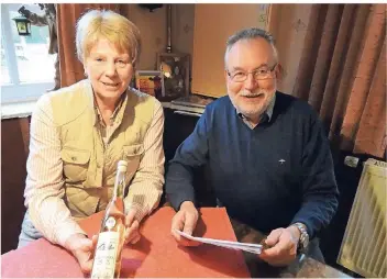  ?? RP-FOTO: MONIKA HARTJES ?? Ingeborg und Andre de Schrevel freuen sich sehr über die Bestellung aus der Staatskanz­lei Düsseldorf. Diese ist überzeugt von den mehrfach prämierten Schnäpsen.