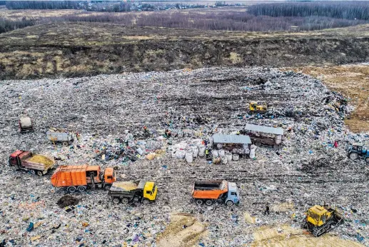 ??  ?? Die Deponie Kutschino sorgt für Geruchsbel­ästigung. Präsident Wladimir Putin hat die Müllhalde bereits schließen lassen.