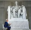  ?? Foto: dpa ?? Am Lincoln-Memorial gab US-Präsident Trump ein TV-Interview.