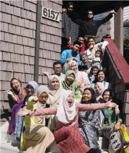  ??  ?? Malaysian students overseas celebratin­g Hari Raya with colleagues at the students’ home in Vancouver, Canada.