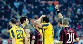  ??  ?? Svolta Calcio di rigore ed espulsione per il rossonero De Jong (Ansa)