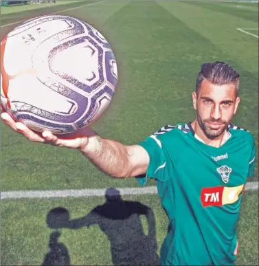  ??  ?? Josema, que hoy debutará con el Elche, posó ayer para AS. El central suplirá al sancionado Verdú.