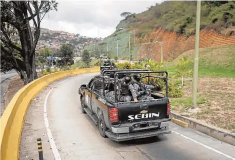  ?? EFE ?? Militares venezolano­s en la operación de captura del piloto Óscar Pérez, ayer en El Junquito (Caracas)