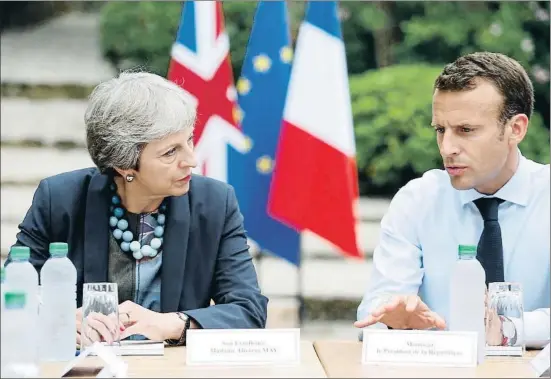  ?? SEBASTIEN NOGIER / AP ?? May y Macron, durante su encuentro en Fort de Brégançon, una fortaleza medieval en la Costa Azul, residencia estival del presidente francés