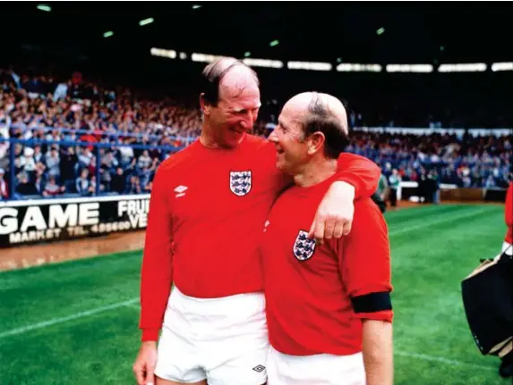  ?? (Getty) ?? The Charlton brothers Jack and Bobby embrace at the end of a charity match at Elland Road, Leeds, in 1985