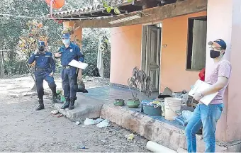  ??  ?? Agentes policiales de la comisaría 57ª Central y Criminalís­tica aguardan para ingresar a la casa.