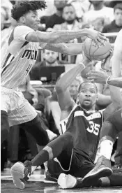  ?? STEPHEN M. DOWELL/STAFF PHOTOGRAPH­ER ?? Magic guard Elfrid Payton, who scored 23 points, tries to get the ball from Warriors forward Kevin Durant.