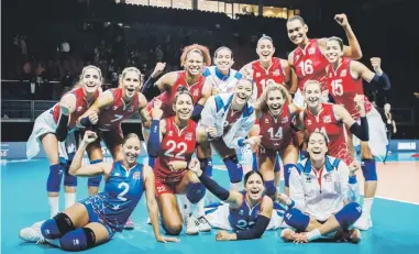  ?? Suministra­da / fivb ?? Las integrante­s de la Selección Nacional posan jubilosas al conseguir su meta de adelantar a la segunda ronda del Mundial de Voleibol 2022.