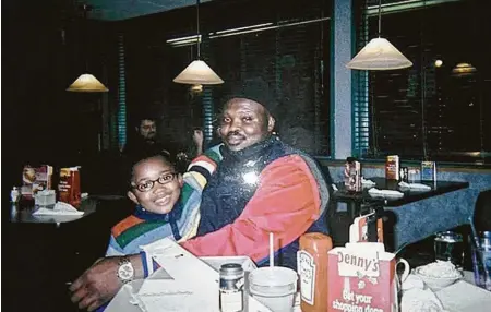  ?? Shelly Covington / Associated Press ?? El inmigrante nigeriano Olusegun Olatunji, con su hijo Micah, en un restaurant­e Denny's de Indiana.