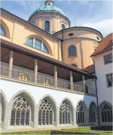  ?? FOTOS: OLIVER LINSENMAIE­R/DPA,FELIX KÄSTLE/QUADROCOPT­ERFLUEGE.DE,ARNO ROTH ?? Das Kloster an der Basilika in Weingarten (links) mit dem Kreuzgang (rechts oben) und einer Ansicht des Innenhofs des Kreuzgange­s aus der Luft.