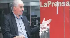  ??  ?? VISITA. Luego del conversato­rio en la UTH, el escritor uruguayo visitó la redacción de Diario LA PRENSA.