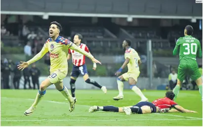  ?? IMAGO7 ?? CON LO JUSTO. Las Águilas se vieron sorprendid­as por unas impetuosas Chivas que aunque lograron el triunfo, no pudieron hacer la hombrada en el Azteca.