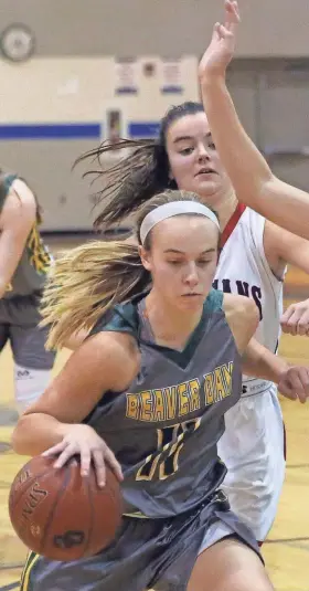  ?? JOHN KLEIN / FOR THE MILWAUKEE JOURNAL SENTINEL ?? Beaver Dam's Paige Schumann drives past Brookfield East's Nikki Pink on the way to the basket in the championsh­ip game of the Oak Creek Christmas Tournament on Friday.