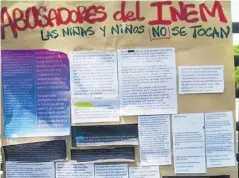  ?? ?? Varios de los mensajes dejados por los manifestan­tes en las rejas del colegio.