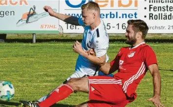  ?? Foto: Xaver Habermeier ?? Voller Einsatz: Ehekirchen­s Matthias Rutkowski (links) zählte gegen Adelzhause­n zu den Aktivposte­n seines Teams. Am Ende kam der FCE jedoch über ein 1:1-Remis nicht hinaus.Neuburg