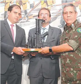  ??  ?? O general Braga Netto (à direita) na cerimônia de doação dos fuzis