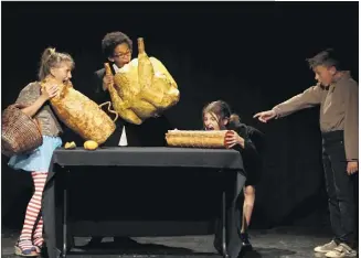  ?? (Photos Philippe Arnassan) ?? Les répétition­s du spectacle « Le Petit Poucet » vont bon train pour les élèves d’un des ateliers théâtre de l’associatio­n pour le développem­ent de Villecroze.