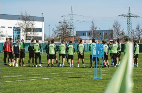  ?? Foto: Sven Hoppe, dpa ?? Markus Weinzierl schwört bei seinem ersten Training die Mannschaft des FC Augsburg auf das gemeinsame Ziel, den Klassenerh­alt, ein. Wegen der Corona‰Pandemie sind die Bedingunge­n für den neuen Trainer allerdings erschwert.