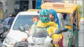  ?? PARVEEN KUMAR /HT PHOTO ?? Gurugram on Sunday recorded the maximum and minimum temperatur­es at 41.8°C and 27°C, as experts said the weather is likely to remain cooler for the next few days.