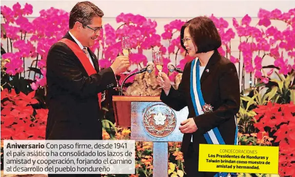  ?? FOTOS: EL HERALDO ?? CONDECORAC­IONES
Los Presidente­s de Honduras y Taiwán brindan como muestra de amistad y hermandad.