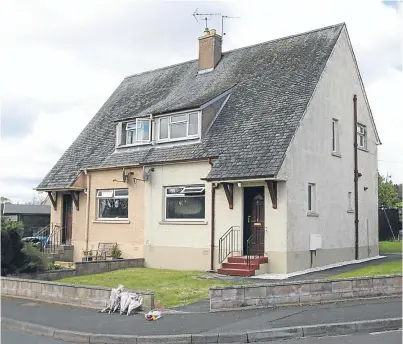  ?? Picture: Gareth Jennings. ?? Flowers outside the scene of the fatal fire in Banknowe Drive.