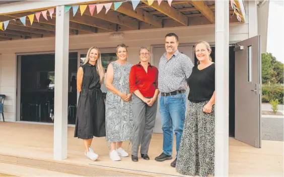  ?? Photo / Leah Hoskin Photograph­y ?? The Puahue Hall project tight five, from left: committee members Sarah Lee, Rachel Downard, Jennie Macky and Sarah Storey (right) with volunteer project manager Allan Scott.