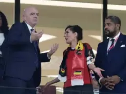  ?? FOTO AP ?? Minister Hadja Lahbib met de inmiddels ‘controvers­iële’ One Loveband om haar arm, in de tribune in gesprek (of in discussie) met FIFA-voorzitter Gianni Infantino.