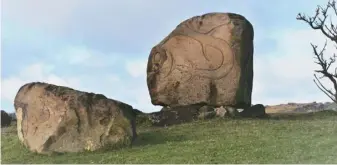  ??  ?? 復活島上石頭上的圖像(上圖)，還有一尊跪下的石像(右圖)。(圖：皆由作者提供)