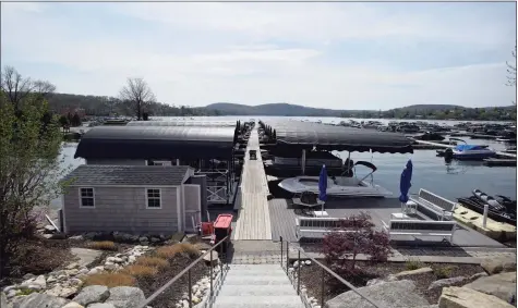  ?? H John Voorhees III / Hearst Connecticu­t Media ?? Workers at Echo Bay Marina, in Brookfield were installing canopies over boat slips on Wednesday.