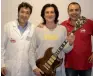  ??  ?? Da sin: Dr. Giuseppe Canonaco, Fisiatra e Medico dello Sport; Maurizio Solieri, chitarrist­a curato presso il CMR; Felice Arieta, Fisioterap­ista CMR