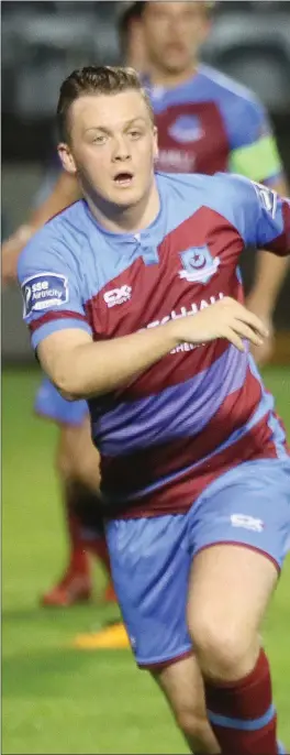  ??  ?? United’s Richie Purdy and Dean Dillon of Longford Town chase after a loose ball