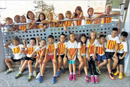  ??  ?? BANDERAS EN EL PATIO Niños del colegio Segària de El Verger (Alicante) con banderas catalanas pintadas en sus camisetas.