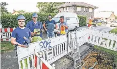  ?? FRÖH ?? Daniel Averkamp (2.v.r.), hier mit Timo Reichert, Thomas Graßhoff, Martin Vennemann (alle RWW), ist froh, dass er ans Wassernetz angeschlos­sen wird.