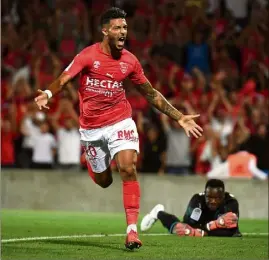  ?? (Photo AFP) ?? Mandanda (à terre et qui sortira blessé) ne peut que constater les dégâts. Nîmes et Bouanga étaient bien plus forts hier.