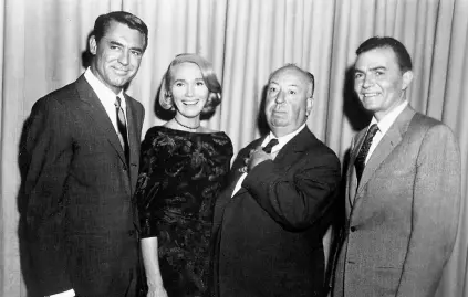  ??  ?? ► Cary Grant, Eva Marie Saint, Alfred Hitchcock y James Mason en un alto del rodaje de Intriga internacio­nal (1959).