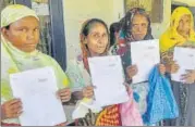  ?? PTI ?? ▪ People queue at the office to verify and check their names in the final draft of the NRC at Morigaon on August 4.