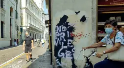  ??  ?? «No privileges» La scritta apparsa ieri sul famoso murale di via Manin