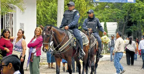  ??  ?? Los elementos deben de garantizar la seguridad de los animales. Foto/marco Bedolla