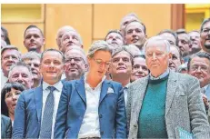  ?? FOTO: KAY NIETFELD/DPA ?? Parteichef Tino Chrupalla (l.) und die alten Fraktionsc­hefs Alice Weidel und Alexander Gauland beim Gruppenfot­o mit AfD-Mitglieder­n.