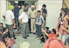  ?? HT PHOTO ?? Vicechance­llor Prof BS Ghuman talking to protesting students at the guest house on the Punjabi University campus in Patiala on Monday.