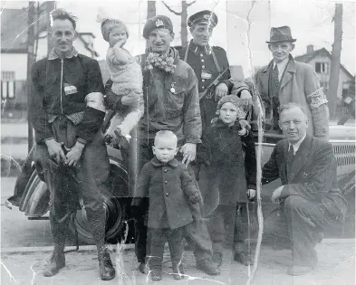  ?? HISTORISCH CENTRUM OVERIJSSEL_ZWOLLE ?? Léo Major with officials and children the morning after the liberation of Zwolle, the Netherland­s. Major, a one-time farmer from Montreal who the news media has dubbed “Quebec’s Rambo,” is getting wide recognitio­n in Canada.