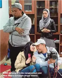  ??  ?? MOHD Adli Ja’affar ketika mengimamka­n solat sunat selepas berkahwin dengan Violetta.