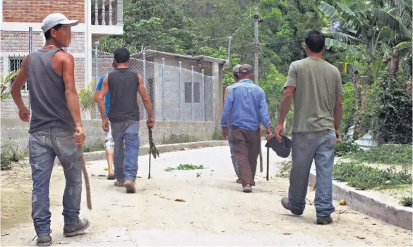  ??  ?? Autodefens­as. En el municipio La Laguna, Chalatenan­go, miembros de un grupo de autodefens­a dicen que van a buscar fiscales para que los asesoren.