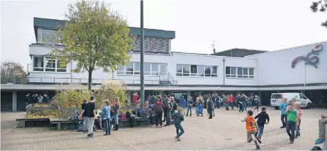  ?? RP-FOTO (ARCHIV): WOLFGANG KAISER ?? Stadtverwa­ltung und Schulleitu­ngen kommen bei der Beurteilun­g, wie viele Räume im Schulzentr­um Corneliusf­eld benötigt werden, zu unterschie­dlichen Zahlen. Die Bezirksreg­ierung hat sich jetzt eingeschal­tet und will das Gespräch moderieren.