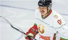  ?? FOTO: MIKHAIL METZEL/IMAGO IMAGES ?? Gute-Laune-Sport Eishockey? Für ihn offenbar schon: Alexander Lukaschenk­o, Präsident von WM-Mitausrich­ter Belarus.