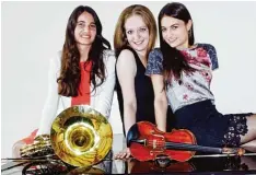  ?? Foto: Engelbert Schmid ?? Das Keras Trio (von links) Susanne Schmid (Horn), Tatiana Chernichka (Klavier) und Heidi Schmid (Violine) eröffnet das Junge Mindelfest­ival.
