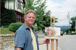  ??  ?? Mississipp­i artist Dennis Heckler will capture the beauty of the Bluff View Art District during an artist demonstrat­ion of plein air oil painting from 2 to 4 p.m. Saturday at River Gallery.