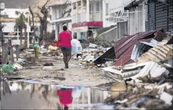  ??  ?? Dans la nuit du  au  septembre, l’ouragan Irma, d’une violence extrême, ravageait les Caraïbes, provoquant des dégâts considérab­les. (Photo AFP/Martin Bureau)